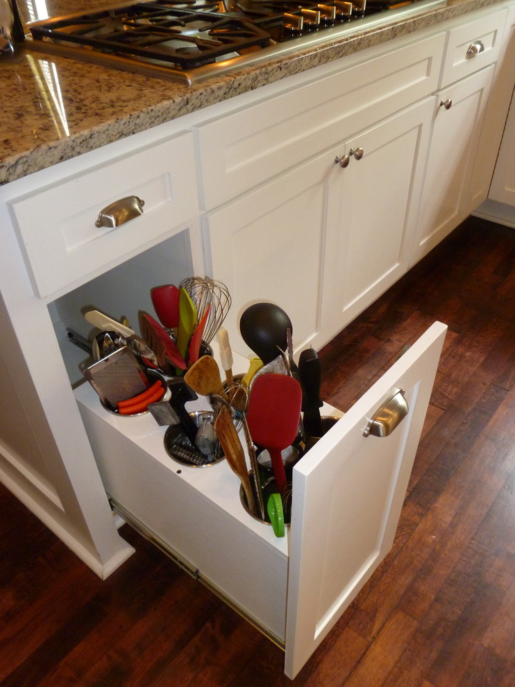 Exempel på ett litet eklektiskt kök, med en rustik diskho, luckor med infälld panel, vita skåp, granitbänkskiva, stänkskydd i glaskakel, rostfria vitvaror, mellanmörkt trägolv och en halv köksö