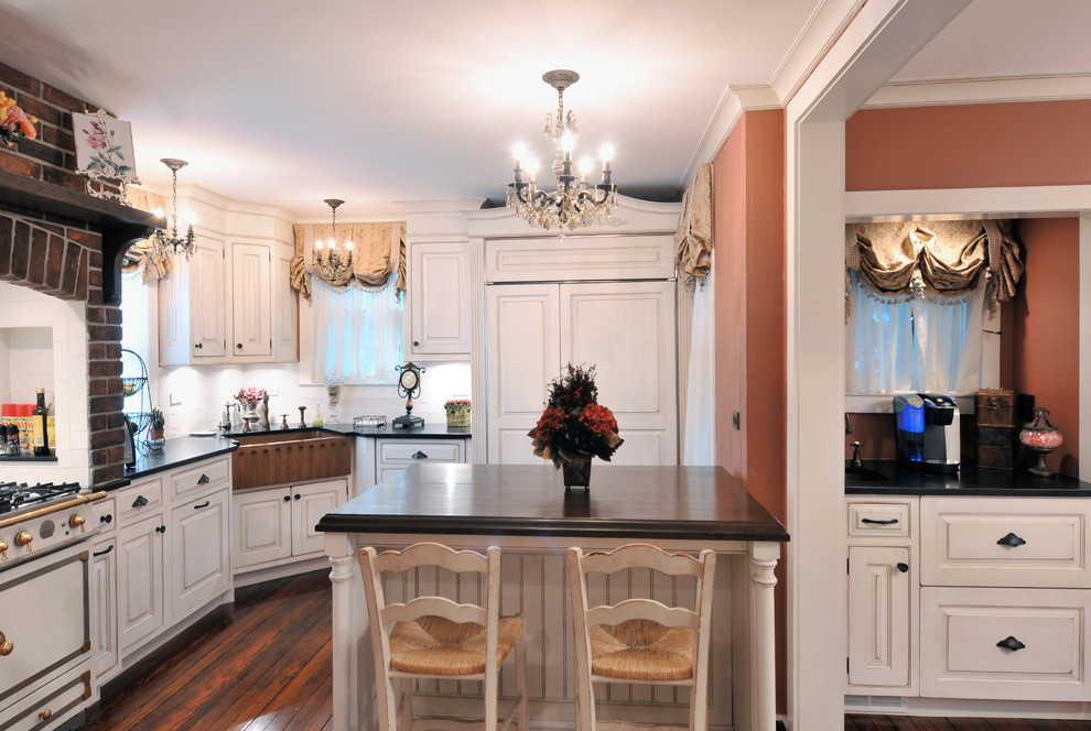 Mittelgroße Klassische Küche mit Vorratsschrank, Landhausspüle, weißen Elektrogeräten und braunem Holzboden in New York