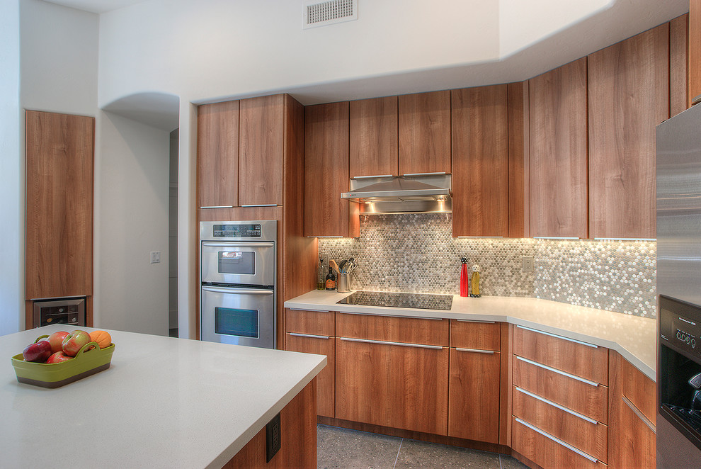 Exempel på ett mellanstort modernt kök, med en dubbel diskho, skåp i shakerstil, skåp i mellenmörkt trä, bänkskiva i kvarts, flerfärgad stänkskydd, stänkskydd i mosaik, rostfria vitvaror, en köksö och grått golv