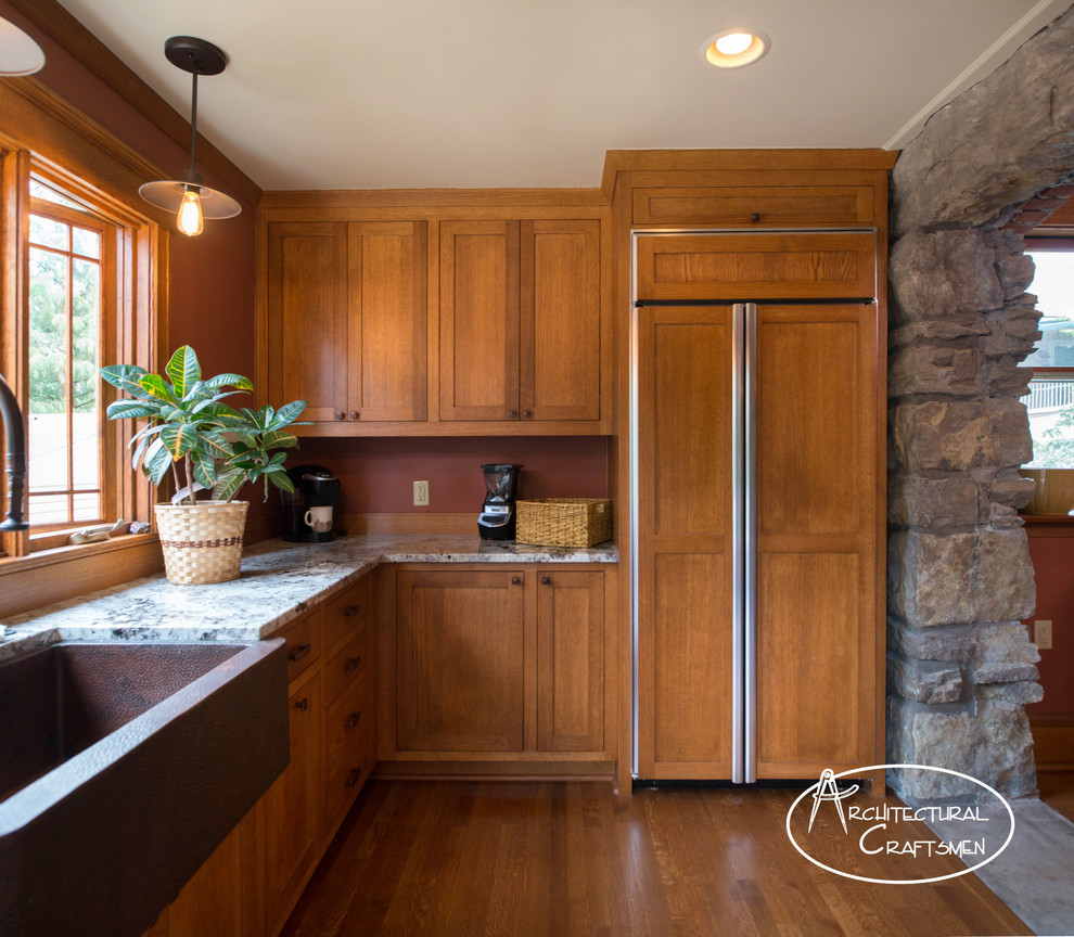 Foto de cocina rural con fregadero sobremueble, armarios estilo shaker, puertas de armario de madera oscura, encimera de granito y electrodomésticos con paneles