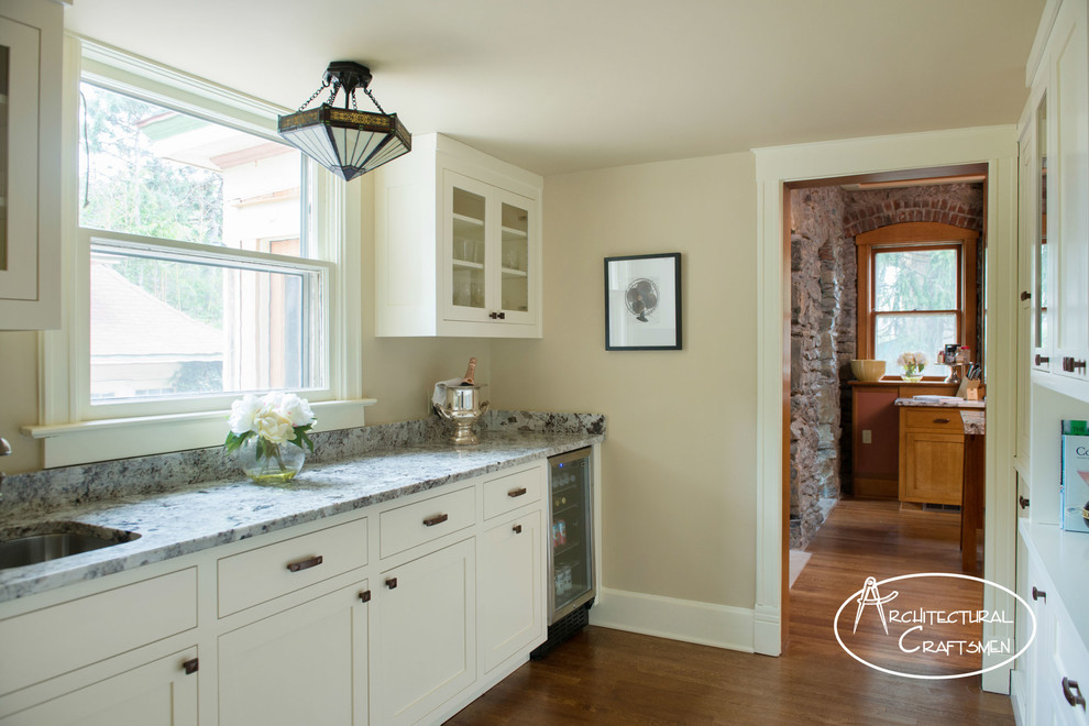 Zweizeilige Rustikale Küche mit Unterbauwaschbecken, Schrankfronten im Shaker-Stil, weißen Schränken, Granit-Arbeitsplatte und Küchengeräten aus Edelstahl in Kansas City