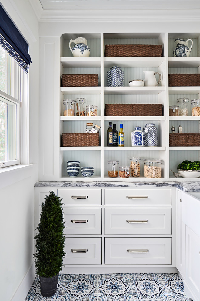 Exempel på ett avskilt, mellanstort klassiskt vit vitt u-kök, med en rustik diskho, vita skåp, bänkskiva i täljsten, flerfärgad stänkskydd, stänkskydd i marmor, integrerade vitvaror, mellanmörkt trägolv, en köksö, brunt golv och skåp i shakerstil