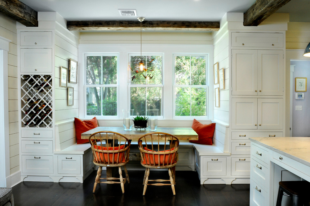 Imagen de cocina campestre con una isla, armarios estilo shaker, puertas de armario blancas, encimera de cuarcita y suelo de madera oscura