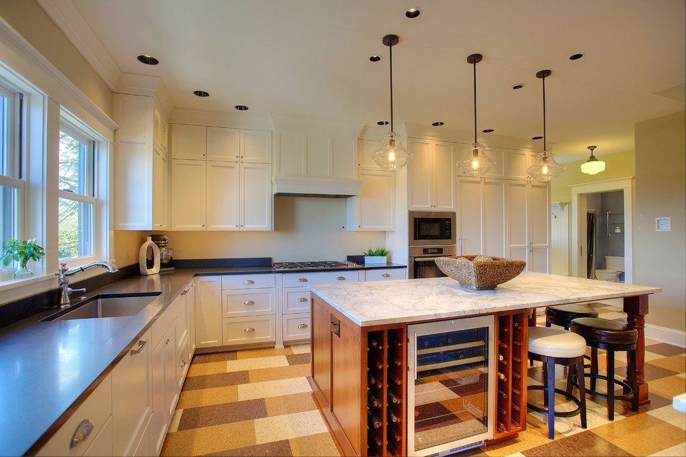 Ispirazione per un cucina con isola centrale stile americano con ante in stile shaker, ante bianche, top in marmo e pavimento in linoleum
