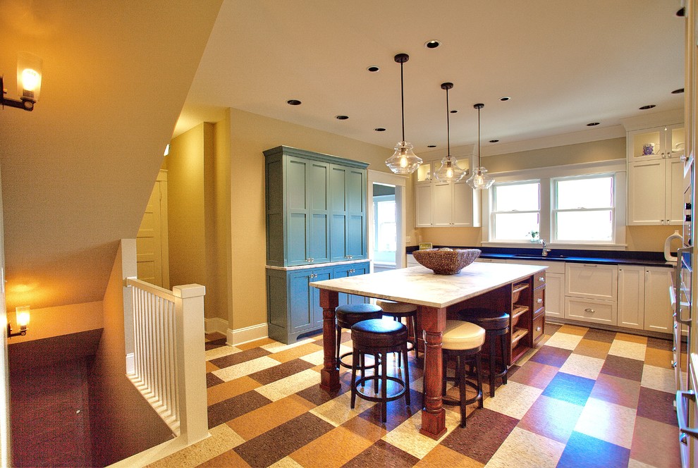 Rustikale Küche mit Schrankfronten im Shaker-Stil, weißen Schränken, Marmor-Arbeitsplatte, Linoleum und Kücheninsel in Seattle