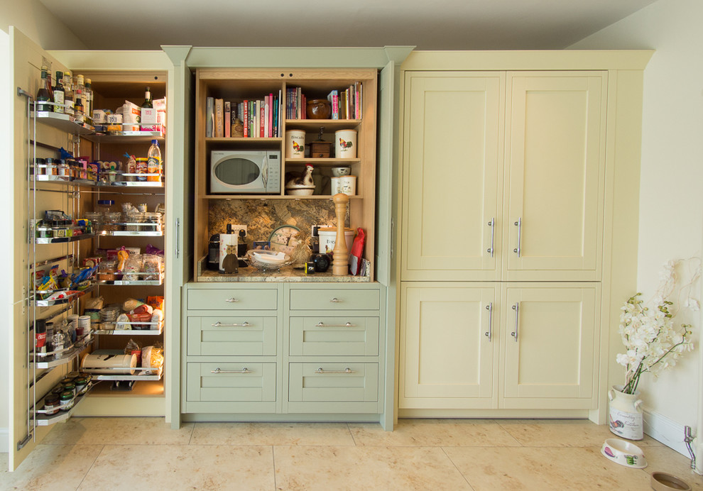 Große Klassische Küche mit Schrankfronten im Shaker-Stil, Granit-Arbeitsplatte, Vinylboden, Kücheninsel und Vorratsschrank in Sonstige