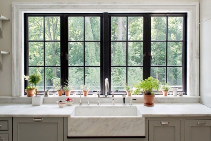 Geschlossene, Große Klassische Küche in L-Form mit Landhausspüle, Kassettenfronten, grauen Schränken, Marmor-Arbeitsplatte, Keramikboden und Kücheninsel in New York