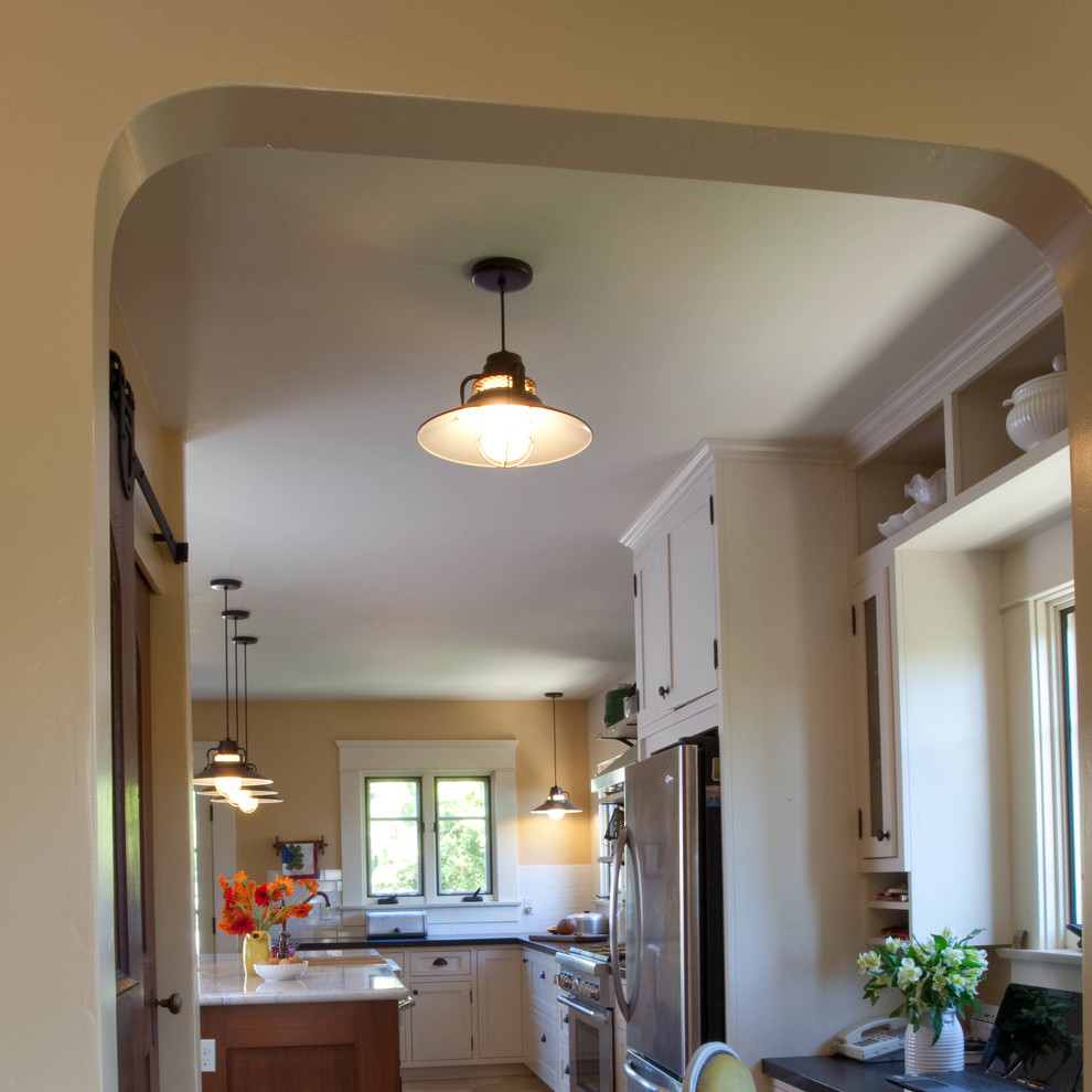 サンディエゴにあるトラディショナルスタイルのおしゃれなキッチン (シェーカースタイル扉のキャビネット、白いキャビネット、シルバーの調理設備、エプロンフロントシンク、ソープストーンカウンター、白いキッチンパネル、サブウェイタイルのキッチンパネル) の写真
