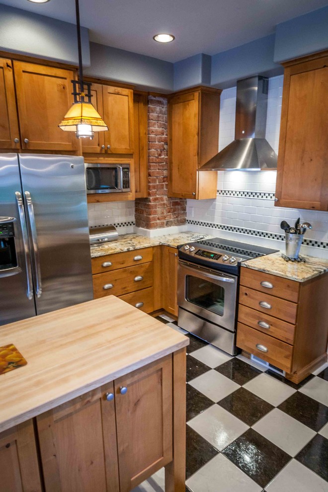 Exempel på ett mellanstort amerikanskt kök, med en rustik diskho, skåp i shakerstil, skåp i mellenmörkt trä, granitbänkskiva, vitt stänkskydd, stänkskydd i keramik, rostfria vitvaror, linoleumgolv och en köksö