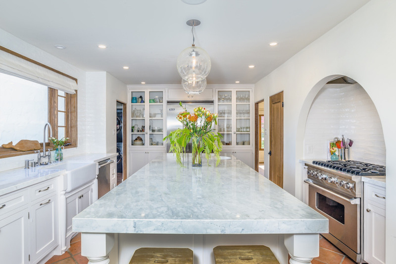 Klassisk inredning av ett mellanstort grå grått kök, med en rustik diskho, skåp i shakerstil, marmorbänkskiva, vitt stänkskydd, stänkskydd i keramik, rostfria vitvaror, en köksö, klinkergolv i terrakotta och rött golv