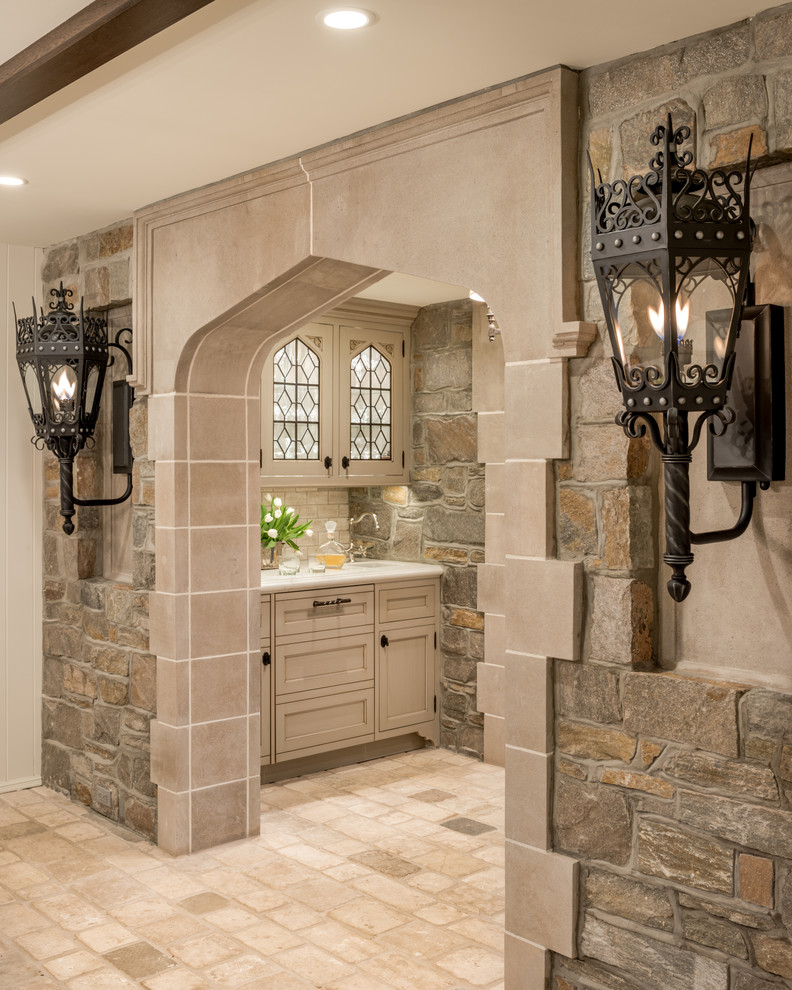 Exempel på ett klassiskt kök, med marmorbänkskiva, stänkskydd i stenkakel, travertin golv, en undermonterad diskho, grå skåp, grått stänkskydd, integrerade vitvaror och luckor med infälld panel