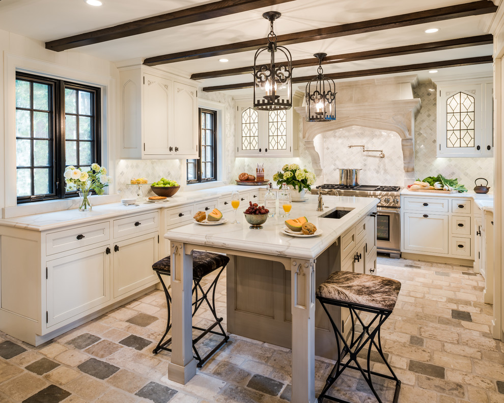 Bild på ett vintage kök, med en rustik diskho, vita skåp, marmorbänkskiva, vitt stänkskydd, stänkskydd i stenkakel, rostfria vitvaror, travertin golv, en köksö, luckor med infälld panel och flerfärgat golv