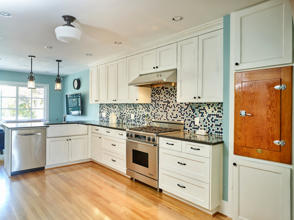 Idéer för att renovera ett mellanstort amerikanskt grå grått kök, med en rustik diskho, skåp i shakerstil, skåp i slitet trä, bänkskiva i kvarts, blått stänkskydd, stänkskydd i mosaik, rostfria vitvaror, mellanmörkt trägolv och en halv köksö