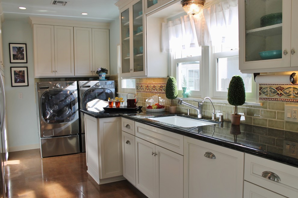 Bild på ett avskilt, stort eklektiskt u-kök, med en undermonterad diskho, skåp i shakerstil, vita skåp, granitbänkskiva, beige stänkskydd, stänkskydd i keramik och rostfria vitvaror