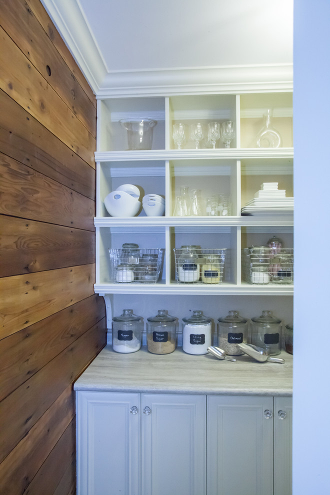 Mittelgroße Klassische Küche in L-Form mit Vorratsschrank, Schrankfronten mit vertiefter Füllung, weißen Schränken und Porzellan-Bodenfliesen in Toronto