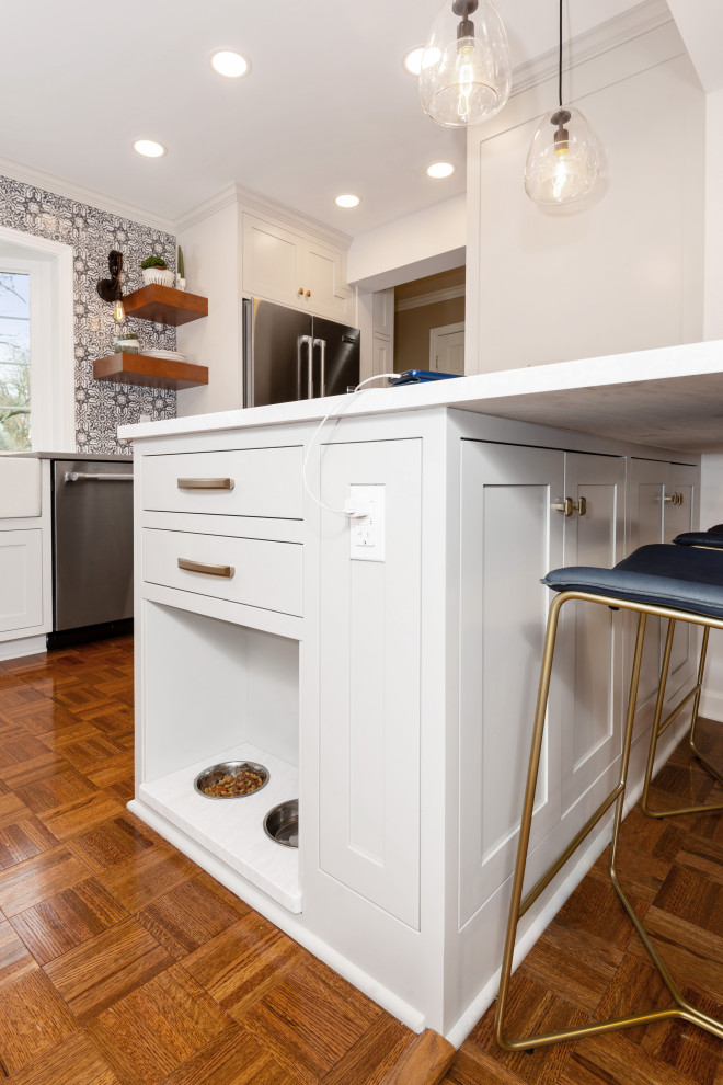 Bild på ett litet eklektiskt grå grått kök, med en rustik diskho, luckor med profilerade fronter, vita skåp, bänkskiva i kvarts, blått stänkskydd, stänkskydd i terrakottakakel, rostfria vitvaror, mellanmörkt trägolv, en halv köksö och brunt golv