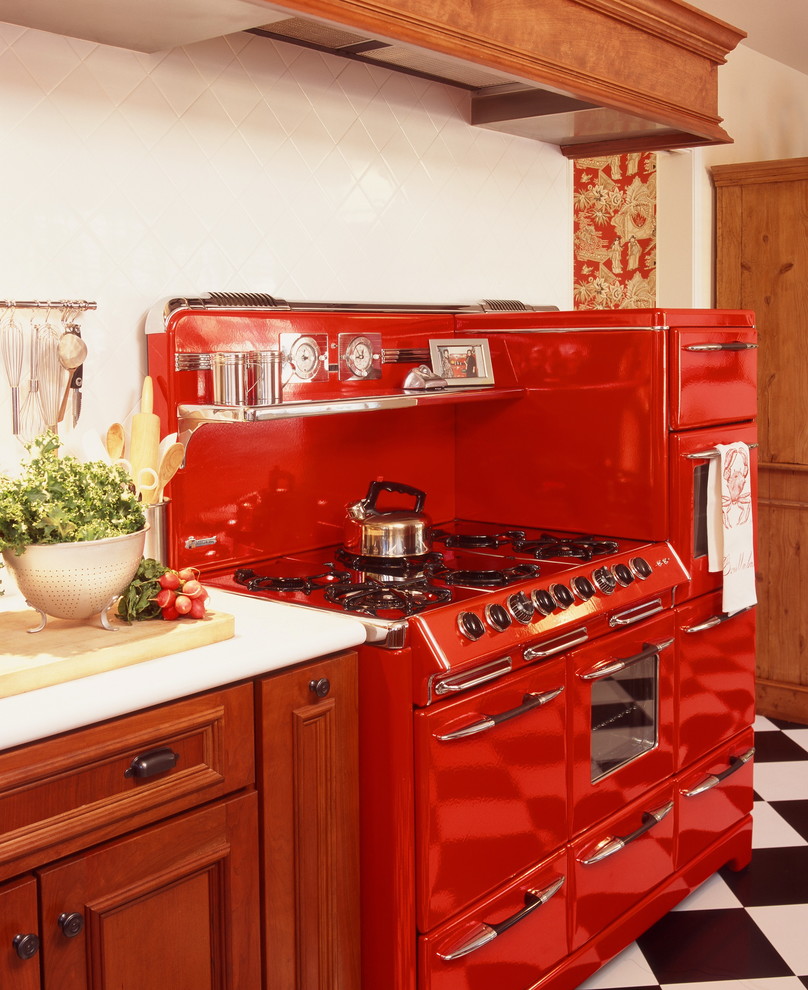 Идея дизайна: кухня в классическом стиле с цветной техникой