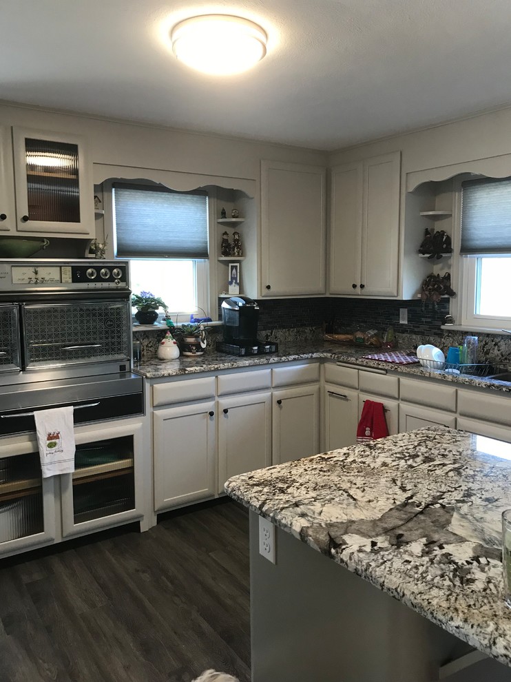 Inredning av ett modernt mellanstort kök, med granitbänkskiva, grått stänkskydd, rostfria vitvaror, en köksö och grått golv