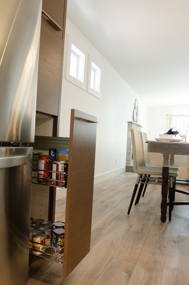 Exempel på ett mellanstort modernt kök, med en dubbel diskho, släta luckor, skåp i mellenmörkt trä, bänkskiva i kvartsit, vitt stänkskydd, stänkskydd i mosaik, rostfria vitvaror, mörkt trägolv och en köksö