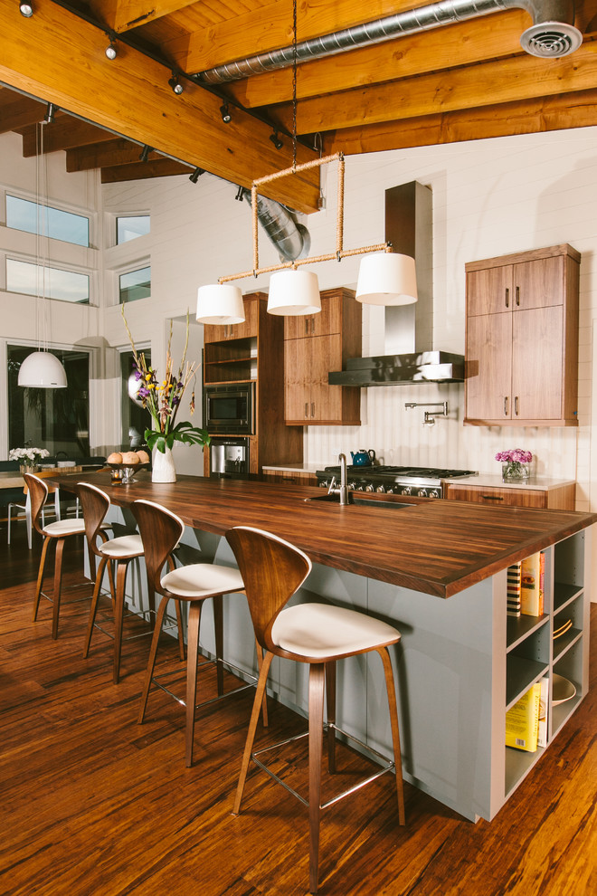 На фото: кухня в стиле модернизм с деревянной столешницей с