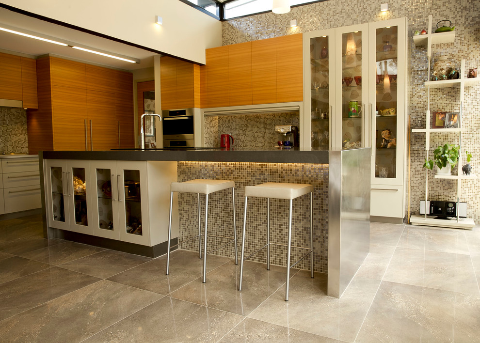 Geräumige Moderne Wohnküche mit Doppelwaschbecken, Quarzwerkstein-Arbeitsplatte, bunter Rückwand, Rückwand aus Glasfliesen, Küchengeräten aus Edelstahl, Porzellan-Bodenfliesen und Kücheninsel in Canberra - Queanbeyan