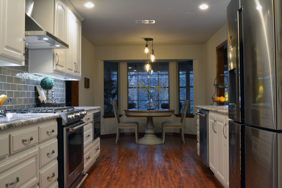 Idéer för att renovera ett mellanstort funkis kök, med en dubbel diskho, luckor med upphöjd panel, vita skåp, granitbänkskiva, grått stänkskydd, stänkskydd i tunnelbanekakel, rostfria vitvaror och vinylgolv