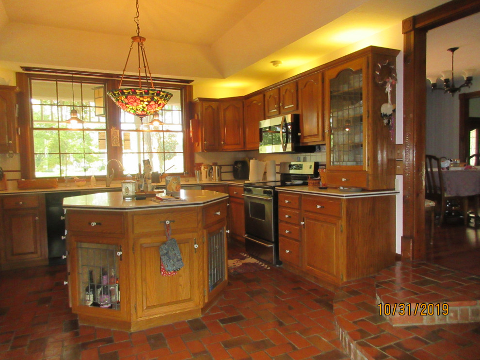 Bild på ett stort vintage flerfärgad flerfärgat kök, med en undermonterad diskho, luckor med upphöjd panel, vita skåp, bänkskiva i kvarts, flerfärgad stänkskydd, stänkskydd i tunnelbanekakel, rostfria vitvaror, tegelgolv, en köksö och flerfärgat golv