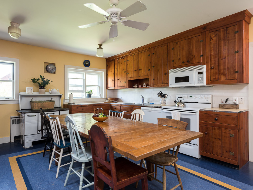 Esempio di una grande cucina abitabile country con ante lisce, ante in legno scuro, paraspruzzi bianco, paraspruzzi con piastrelle in ceramica, pavimento in linoleum e pavimento blu