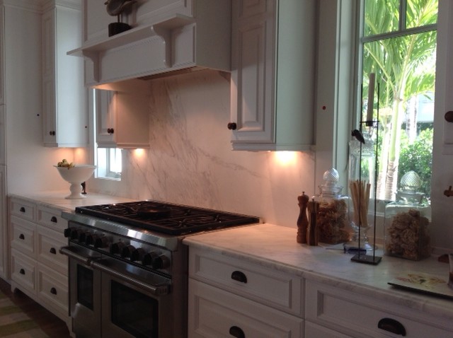 Mittelgroße Klassische Küche mit Lamellenschränken, Küchenrückwand in Weiß, Rückwand aus Terrakottafliesen und zwei Kücheninseln in Miami