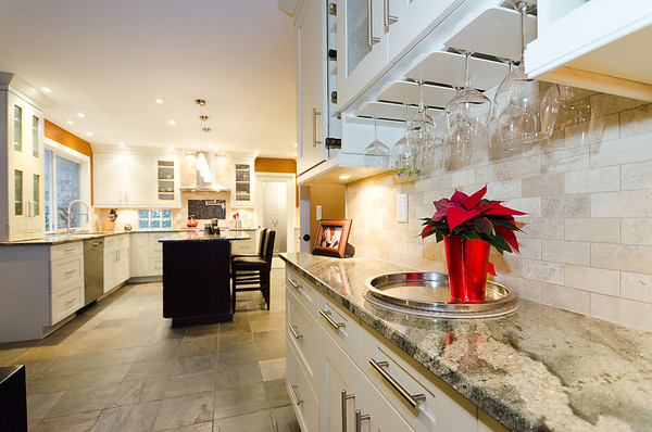 Esempio di una cucina classica con lavello sottopiano, ante in stile shaker, top in granito, paraspruzzi beige, paraspruzzi con piastrelle in pietra e elettrodomestici in acciaio inossidabile