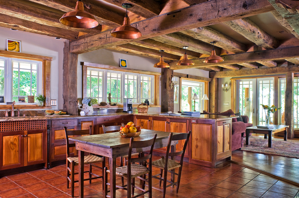 Idéer för att renovera ett stort rustikt kök, med en undermonterad diskho, luckor med upphöjd panel, skåp i mellenmörkt trä, granitbänkskiva, brunt stänkskydd, stänkskydd i sten, rostfria vitvaror, en halv köksö, klinkergolv i terrakotta och rött golv