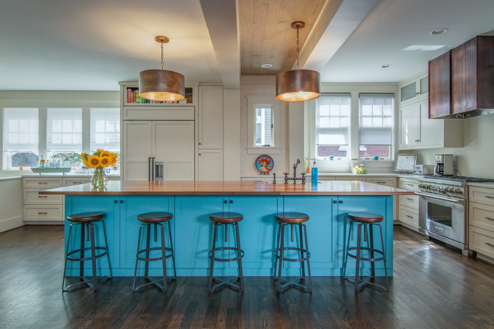 Foto di un ampio cucina con isola centrale chic con lavello stile country, ante in stile shaker, elettrodomestici da incasso e parquet scuro