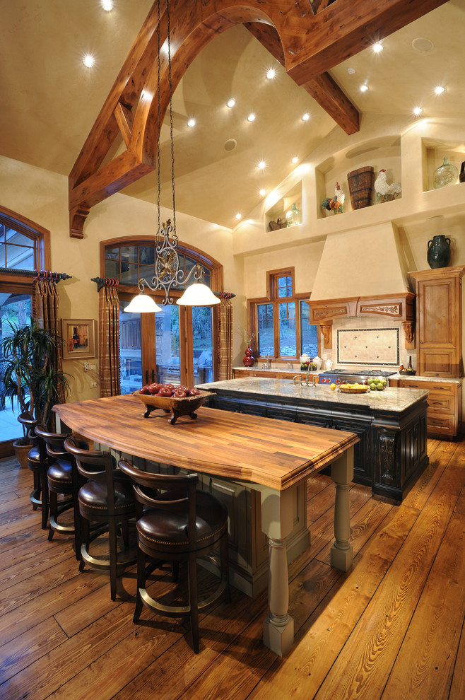 На фото: кухня в стиле рустика с деревянной столешницей и двумя и более островами