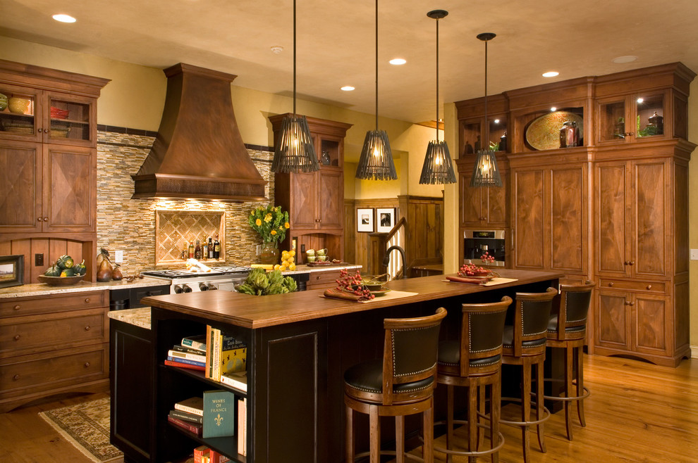 Exempel på ett klassiskt l-kök, med luckor med infälld panel, skåp i mellenmörkt trä och flerfärgad stänkskydd