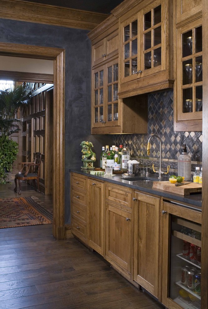 Klassische Küche mit Kassettenfronten, hellbraunen Holzschränken und Mauersteinen in Dallas