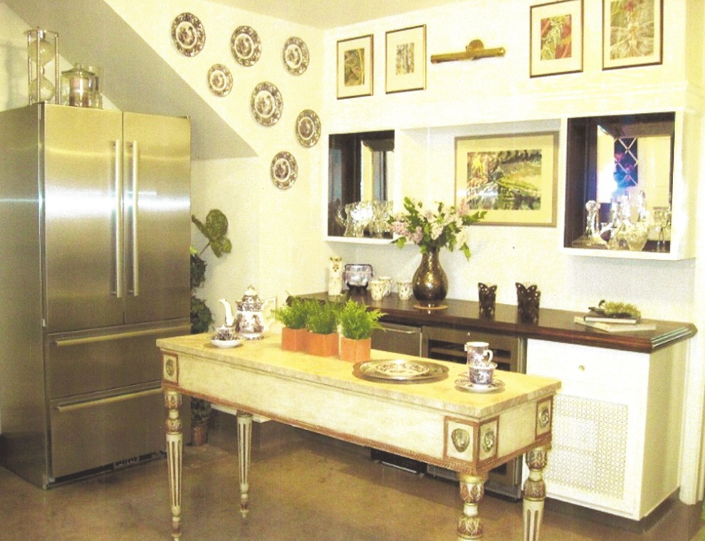 Foto på ett avskilt, mellanstort vintage u-kök, med en dubbel diskho, släta luckor, vita skåp, träbänkskiva, vitt stänkskydd, stänkskydd i keramik, rostfria vitvaror, mörkt trägolv och en köksö