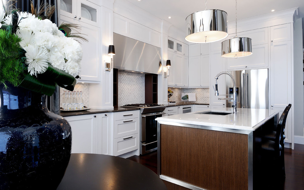 Ejemplo de cocina contemporánea con armarios estilo shaker, electrodomésticos de acero inoxidable y barras de cocina