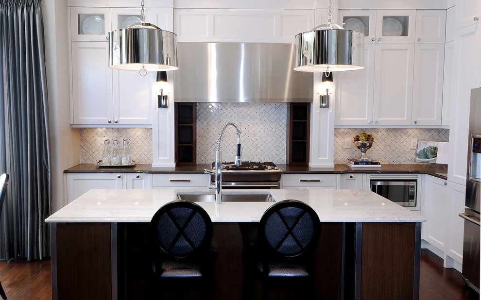 Moderne Küche mit Schrankfronten mit vertiefter Füllung, Küchengeräten aus Edelstahl, Waschbecken, weißen Schränken und Küchenrückwand in Weiß in Sonstige