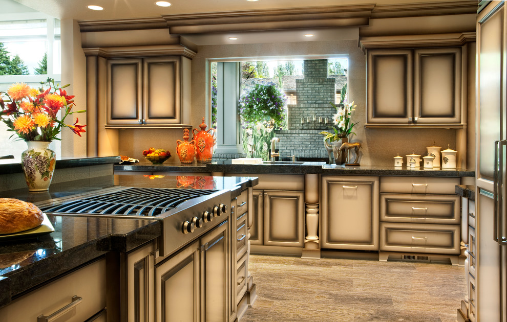Ejemplo de cocina clásica con encimera de granito, armarios con paneles con relieve y puertas de armario beige