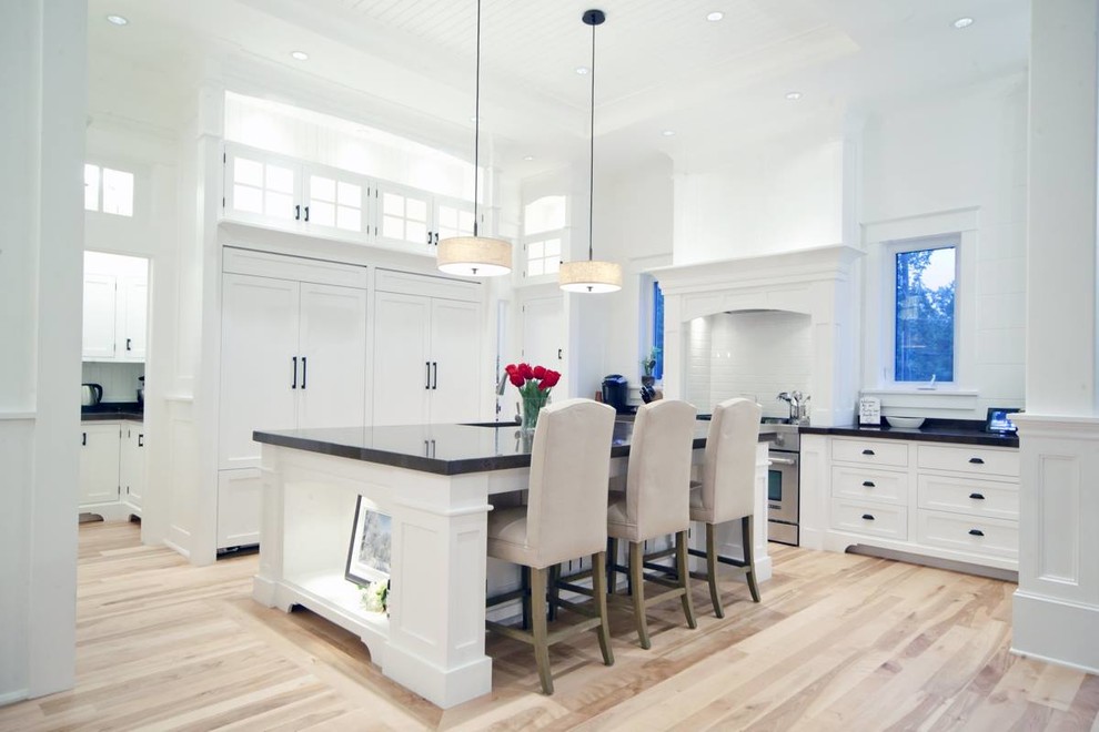 Modelo de cocina clásica con armarios estilo shaker, puertas de armario blancas y electrodomésticos con paneles