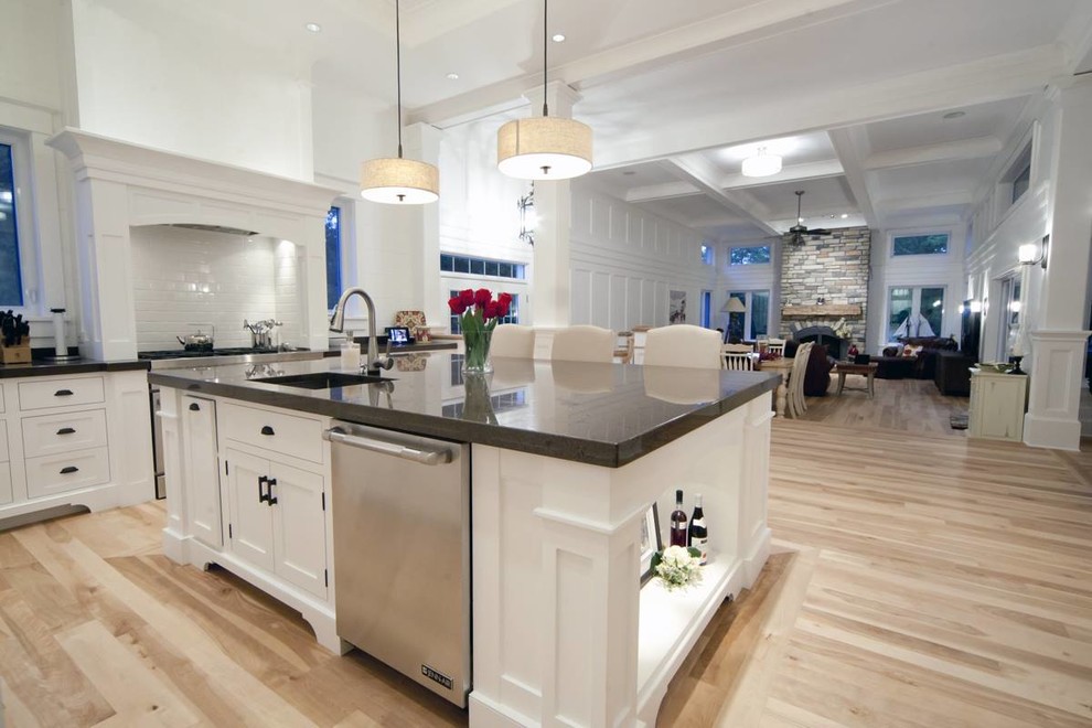 Elegant kitchen photo in Ottawa
