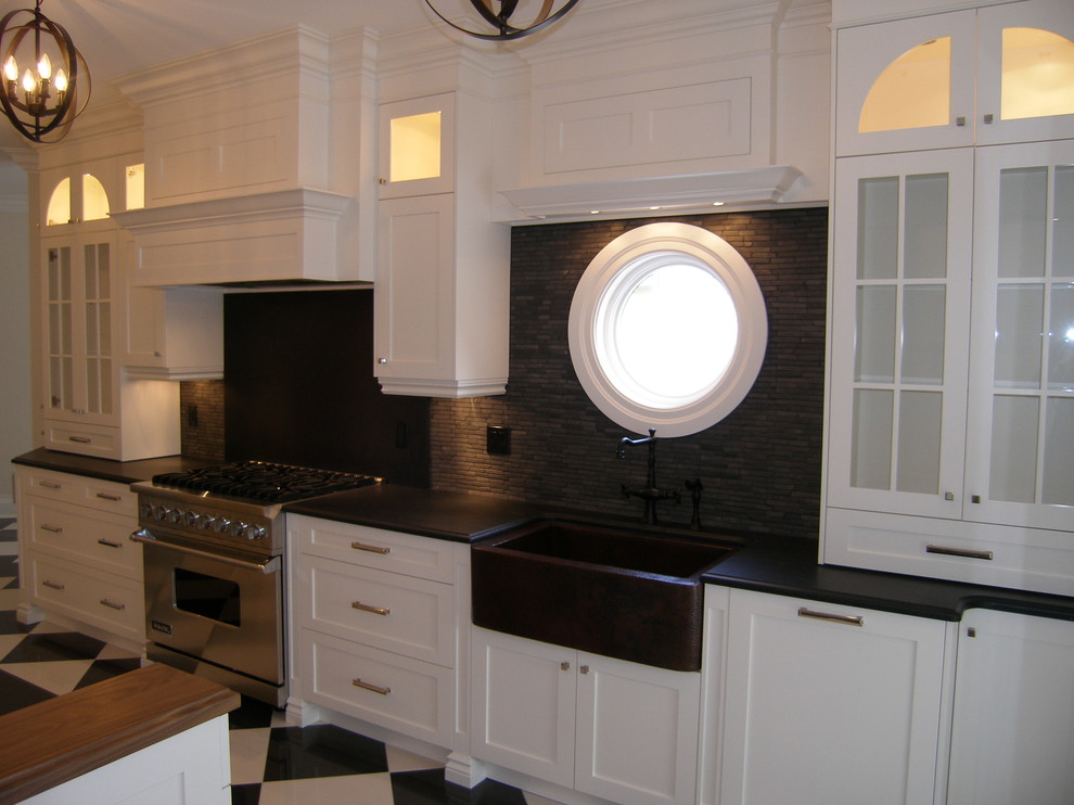 Exempel på ett mellanstort modernt kök, med en undermonterad diskho, släta luckor, gröna skåp, bänkskiva i kvarts, svart stänkskydd, rostfria vitvaror, mellanmörkt trägolv och en köksö