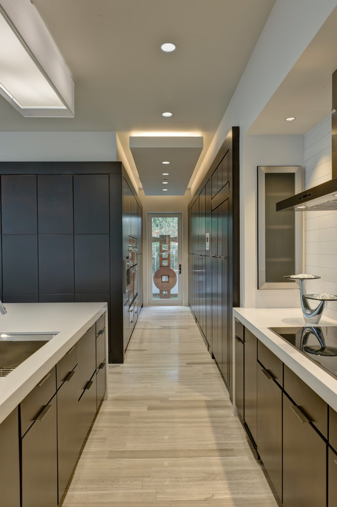 Zweizeilige Moderne Küche mit flächenbündigen Schrankfronten, dunklen Holzschränken, Quarzwerkstein-Arbeitsplatte und Küchenrückwand in Weiß in Orlando