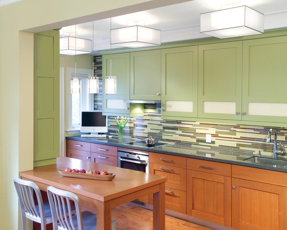 Bild på ett vintage kök och matrum, med en undermonterad diskho, skåp i shakerstil, gröna skåp, flerfärgad stänkskydd, stänkskydd i stickkakel, rostfria vitvaror och mellanmörkt trägolv
