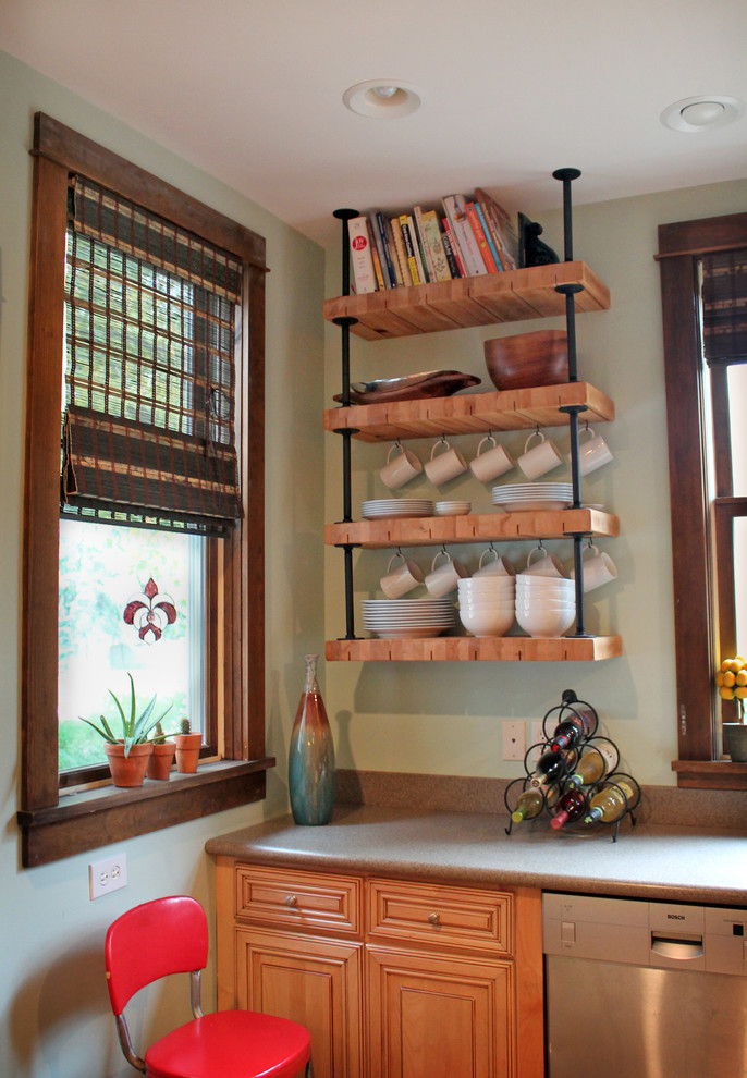 Example of an urban kitchen design in Chicago