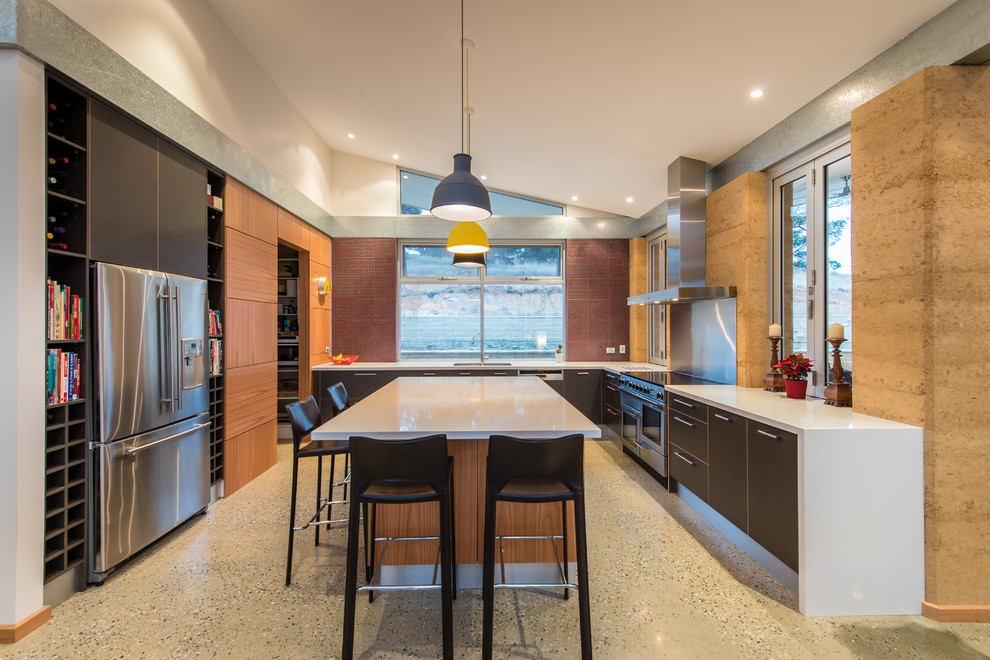 アデレードにある広いコンテンポラリースタイルのおしゃれなキッチン (フラットパネル扉のキャビネット、シルバーの調理設備) の写真