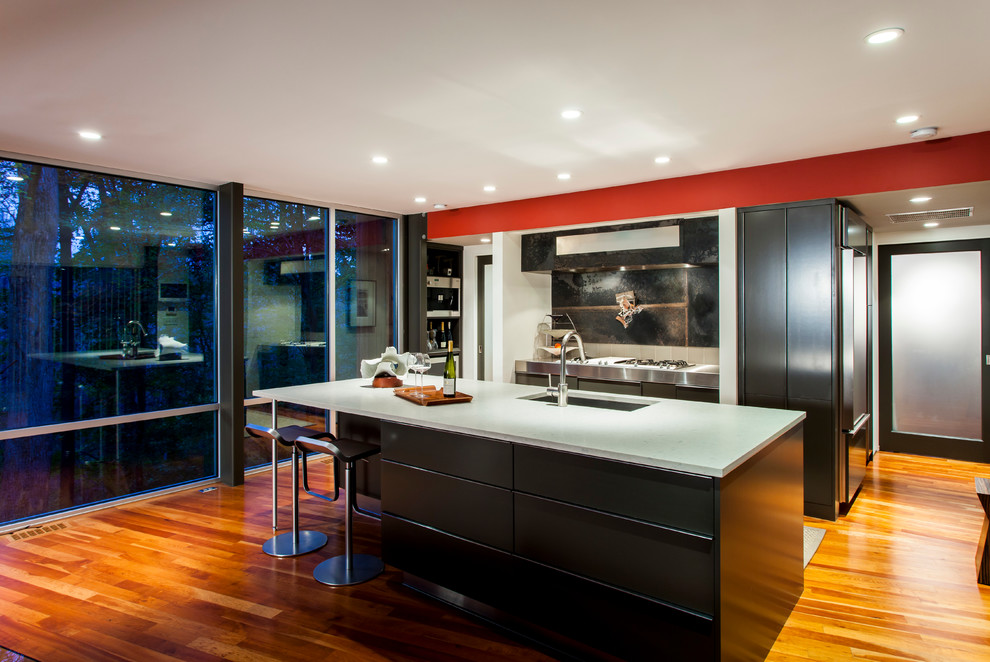 Esempio di una cucina contemporanea con lavello sottopiano, ante lisce, ante nere e paraspruzzi nero