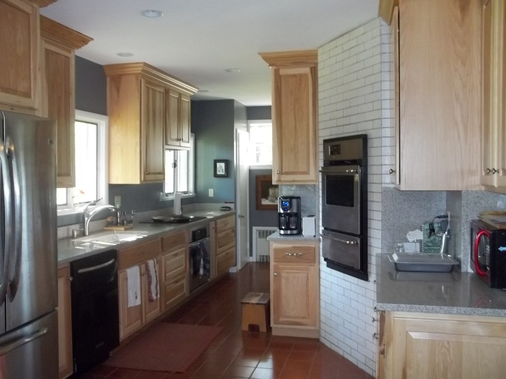 Foto de cocina rural cerrada con fregadero bajoencimera, armarios con paneles con relieve, encimera de granito y electrodomésticos de acero inoxidable