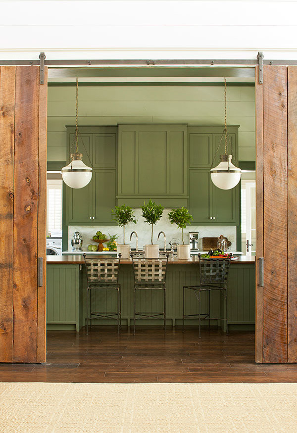 Große Küche mit grünen Schränken und Kücheninsel in Nashville