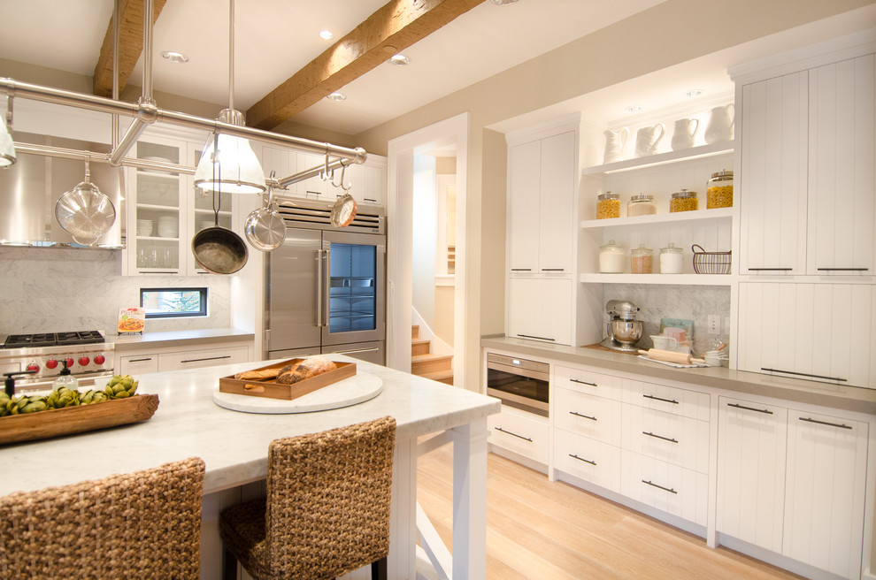Klassische Küche in L-Form mit flächenbündigen Schrankfronten, weißen Schränken, Küchenrückwand in Grau und Küchengeräten aus Edelstahl in Portland
